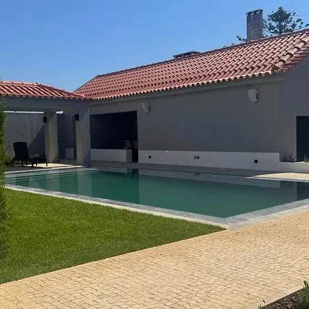 Casa Com Jardim Perto Da