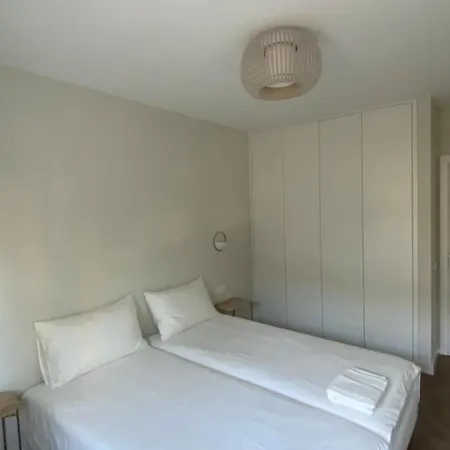 Casa Com Jardim Perto Da