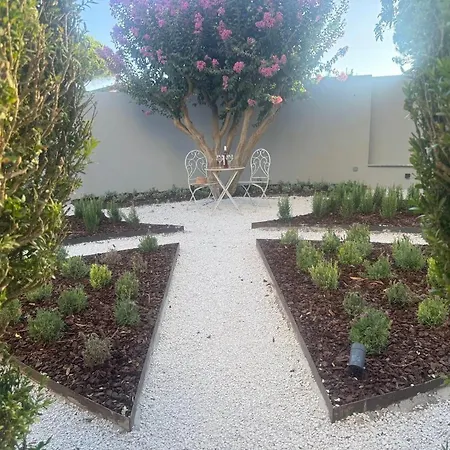 Casa Com Jardim Perto Da