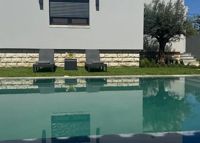 Casa Com Jardim Perto Da *