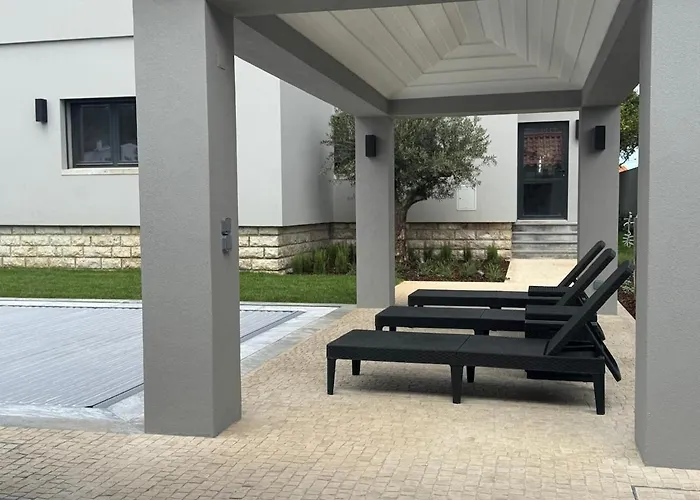 Casa Com Jardim Perto Da *