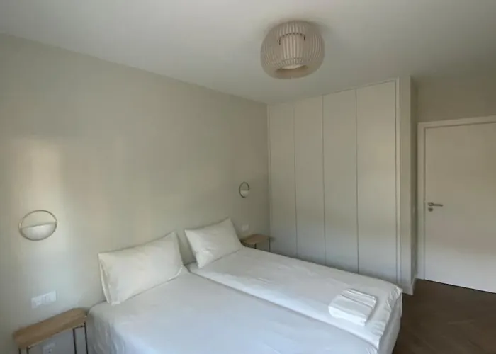 Casa Com Jardim Perto Da