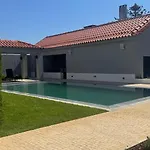 Casa Com Jardim Perto Da