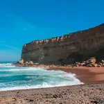 Casa Com Jardim Perto Da *