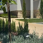 Casa Com Jardim Perto Da *