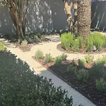Casa Com Jardim Perto Da