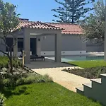 Casa Com Jardim Perto Da