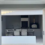 Casa Com Jardim Perto Da *