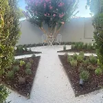 Casa Com Jardim Perto Da
