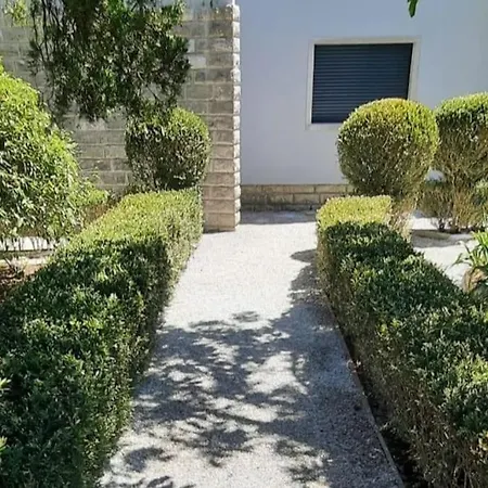 Casa Com Jardim Perto Da Praia