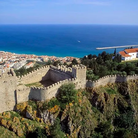 Casa Com Jardim Perto Da Sesimbra