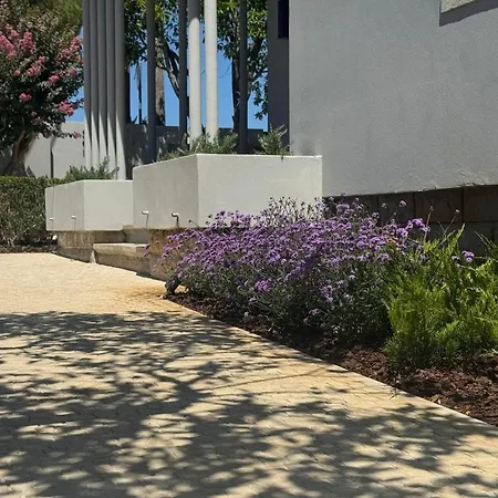 Casa Com Jardim Perto Da