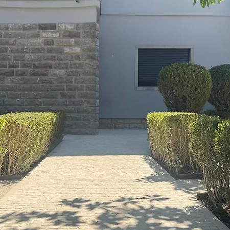 Casa Com Jardim Perto Da
