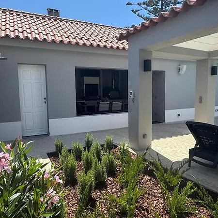 Casa Com Jardim Perto Da Sesimbra