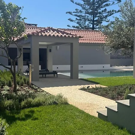 Casa Com Jardim Perto Da