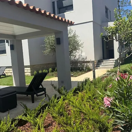 Casa Com Jardim Perto Da Sesimbra