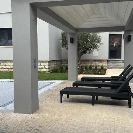 Casa Com Jardim Perto Da *