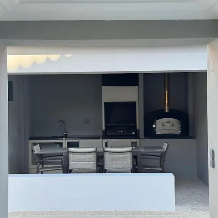 Casa Com Jardim Perto Da *