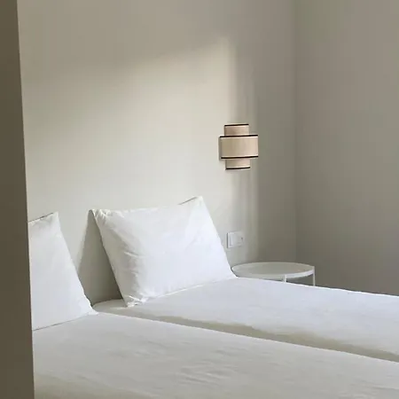 Casa Com Jardim Perto Da