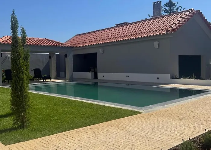 Casa Com Jardim Perto Da