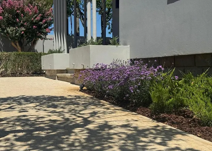 Casa Com Jardim Perto Da