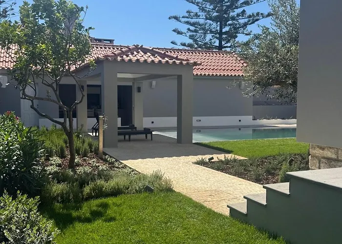 Casa Com Jardim Perto Da