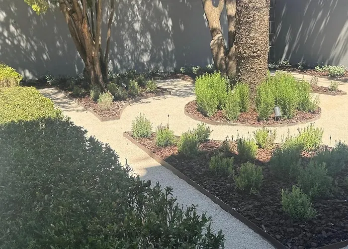 Casa Com Jardim Perto Da