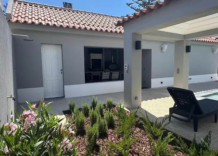 Casa Com Jardim Perto Da *