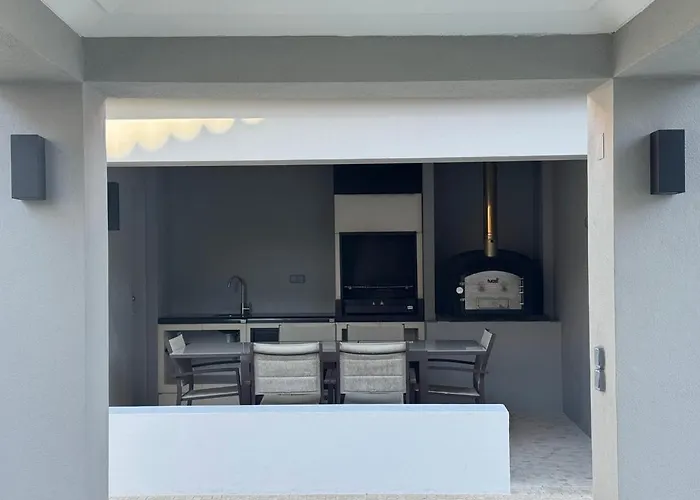 Casa Com Jardim Perto Da *