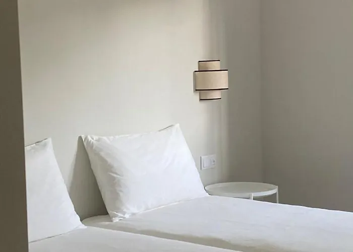 Casa Com Jardim Perto Da