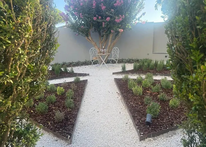 Casa Com Jardim Perto Da